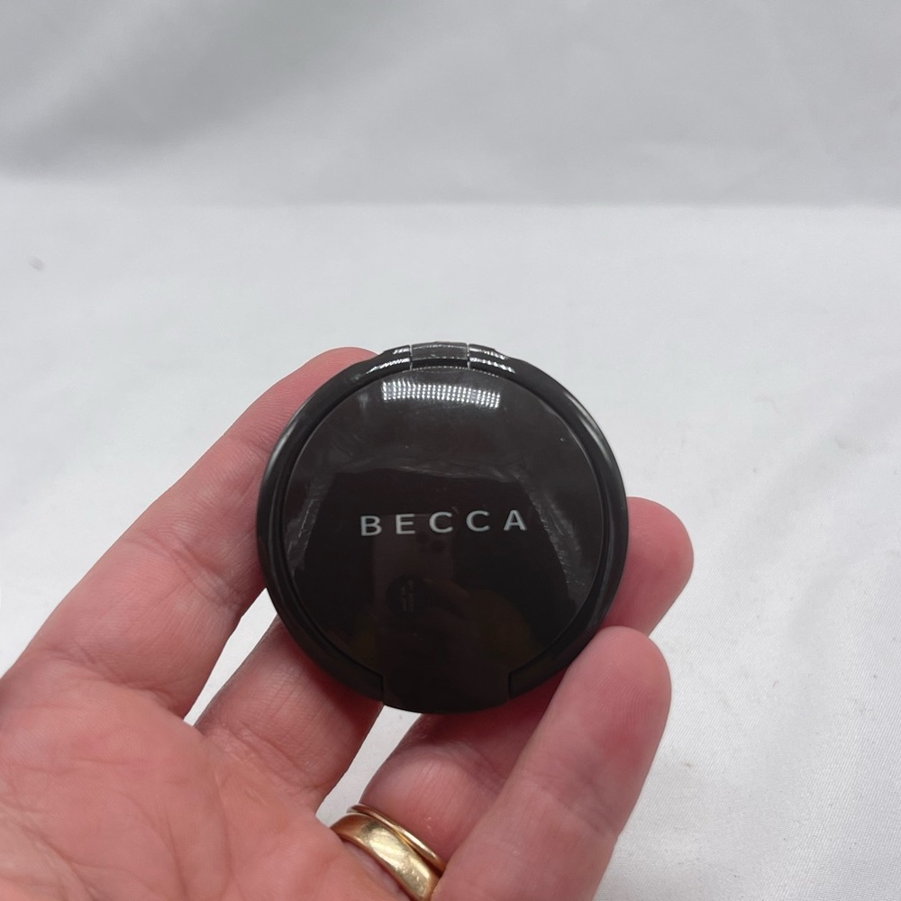 Becca mini highlighter “Opal”